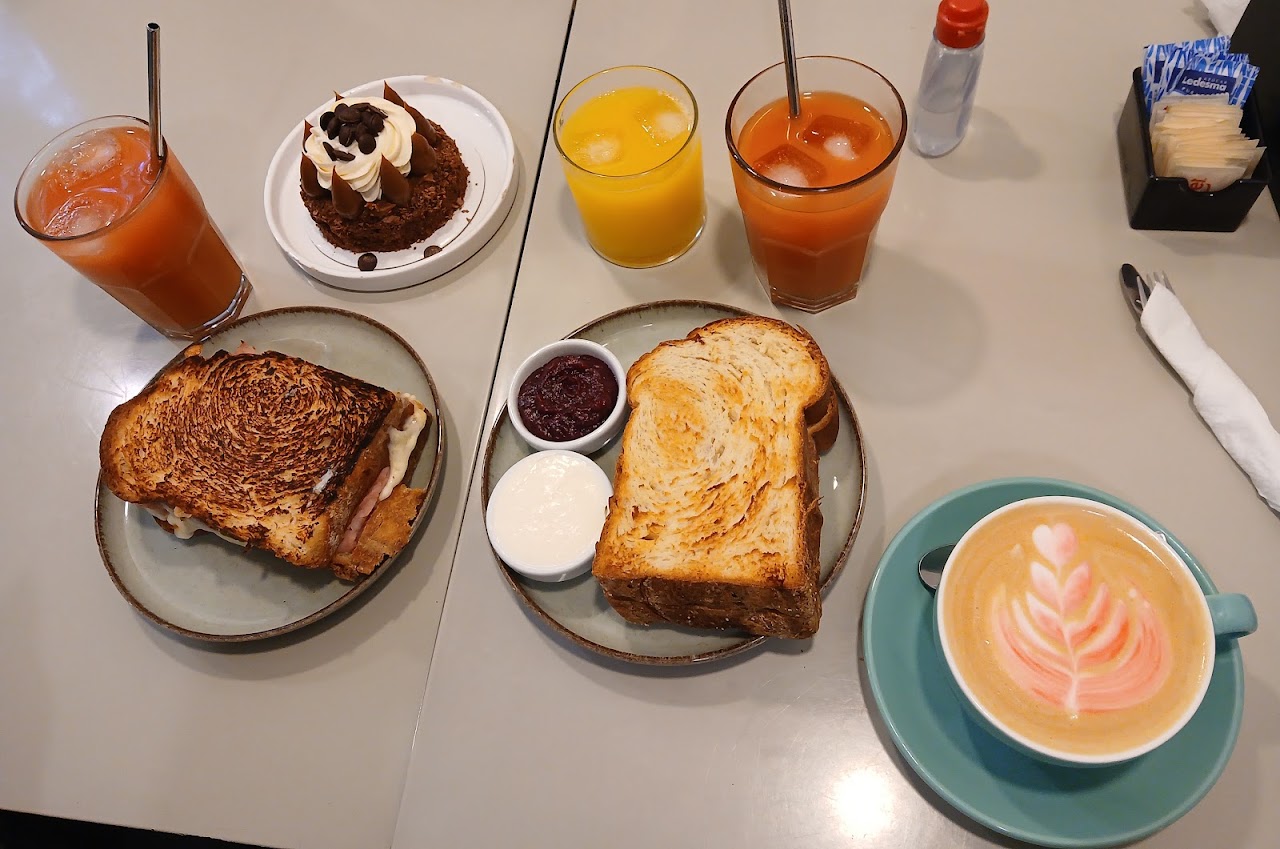 Catita Café Table Spread
